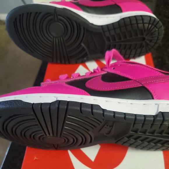 Women's NIKE 👟✨️ - Picture 4 of 5